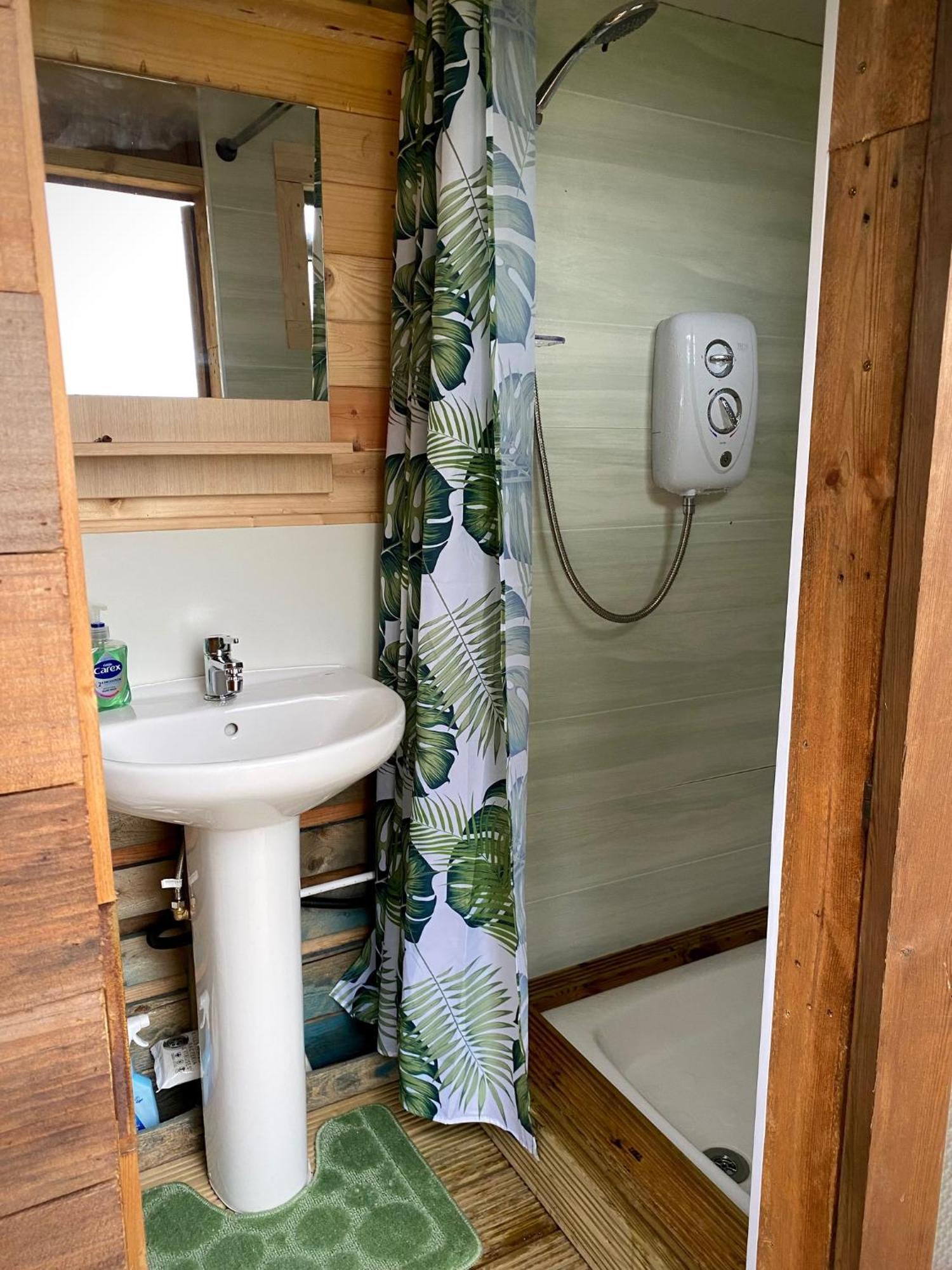 Cherry Tree Glamping Lodge Wellington  Exterior foto
